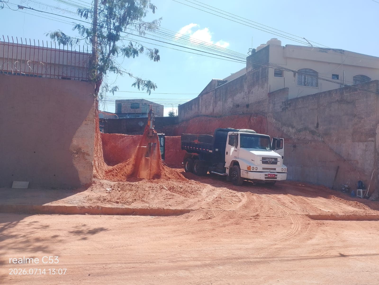 Desaterro de 1.300 m³ no Bairro Minas Caixa