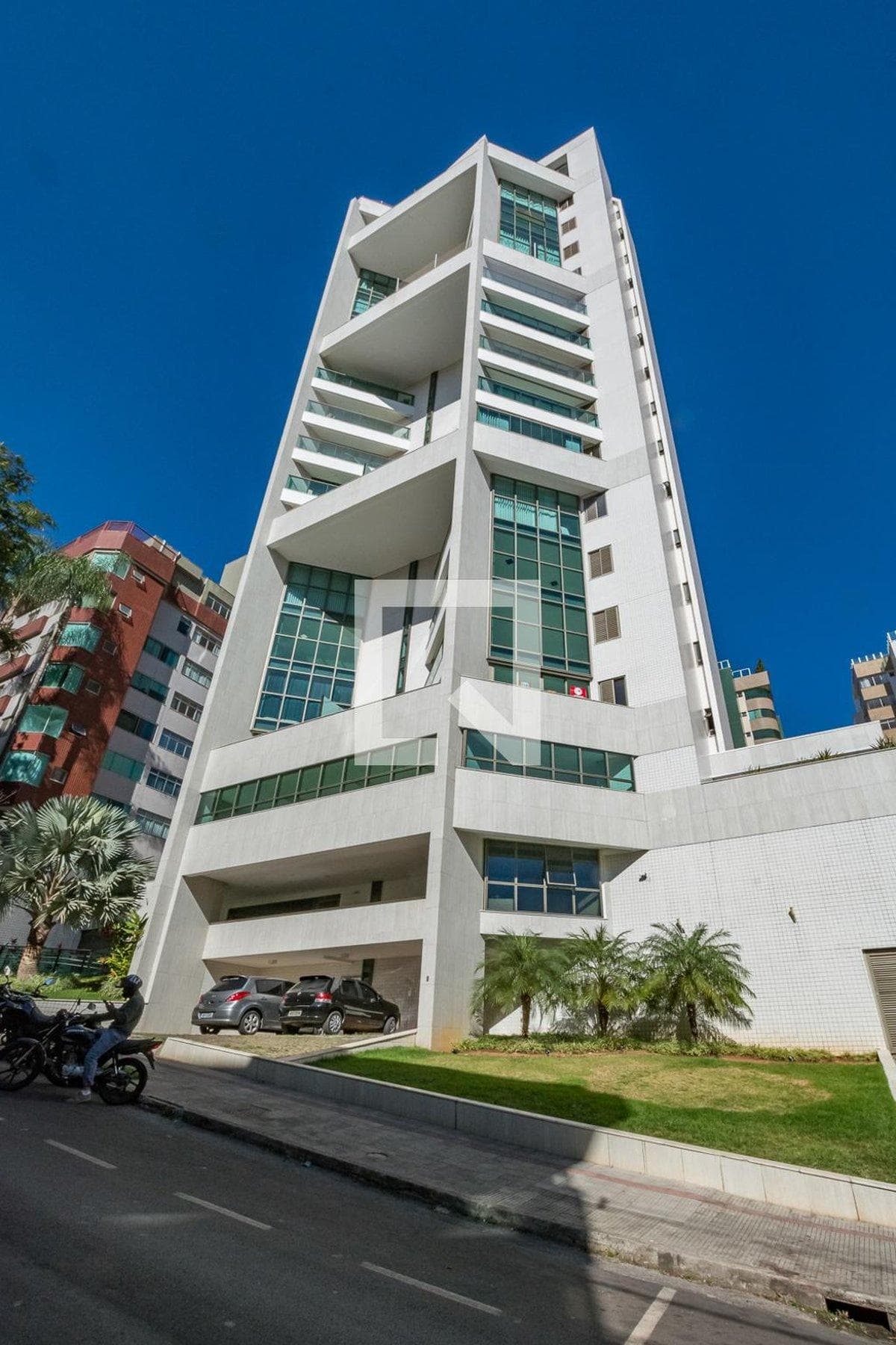 Caso de Sucesso: Desaterro de Edifício Residencial no Buritis com Equipamentos Compactos